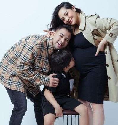10 Adu Gaya Artis Saat Maternity Shoot, Jennifer Coppen Nyaris Tanpa Busana, Ditutupi Bunga!