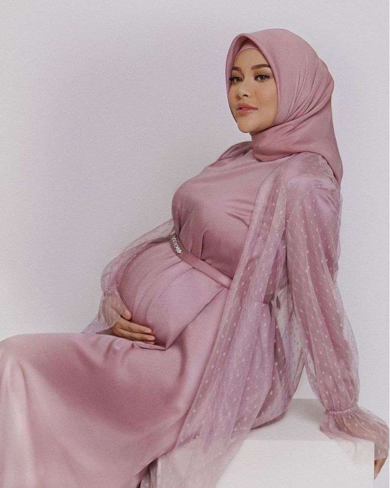 10 Adu Gaya Artis Saat Maternity Shoot, Jennifer Coppen Nyaris Tanpa Busana, Ditutupi Bunga!