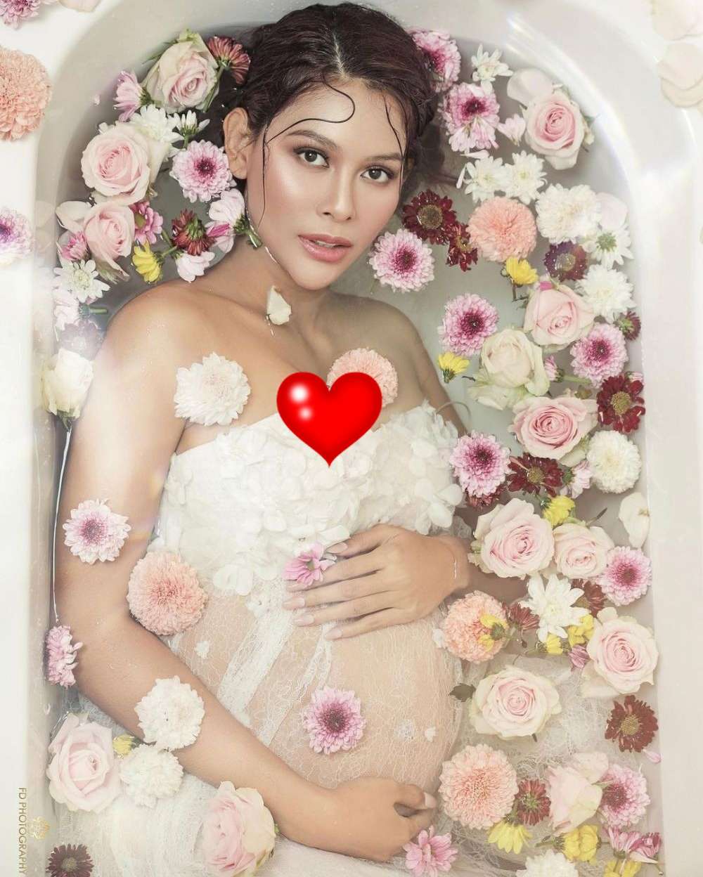 10 Adu Gaya Artis Saat Maternity Shoot, Jennifer Coppen Nyaris Tanpa Busana, Ditutupi Bunga!