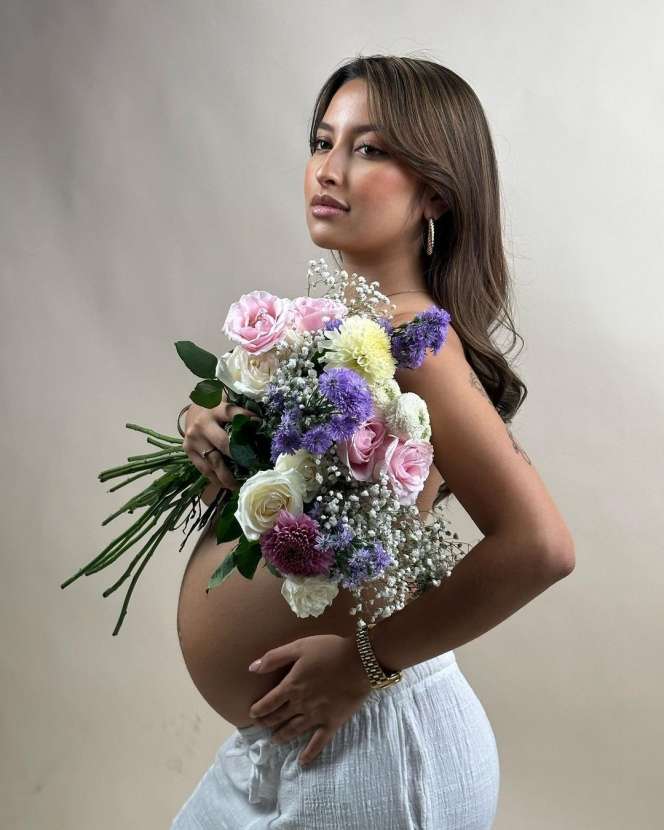 10 Adu Gaya Artis Saat Maternity Shoot, Jennifer Coppen Nyaris Tanpa Busana, Ditutupi Bunga!