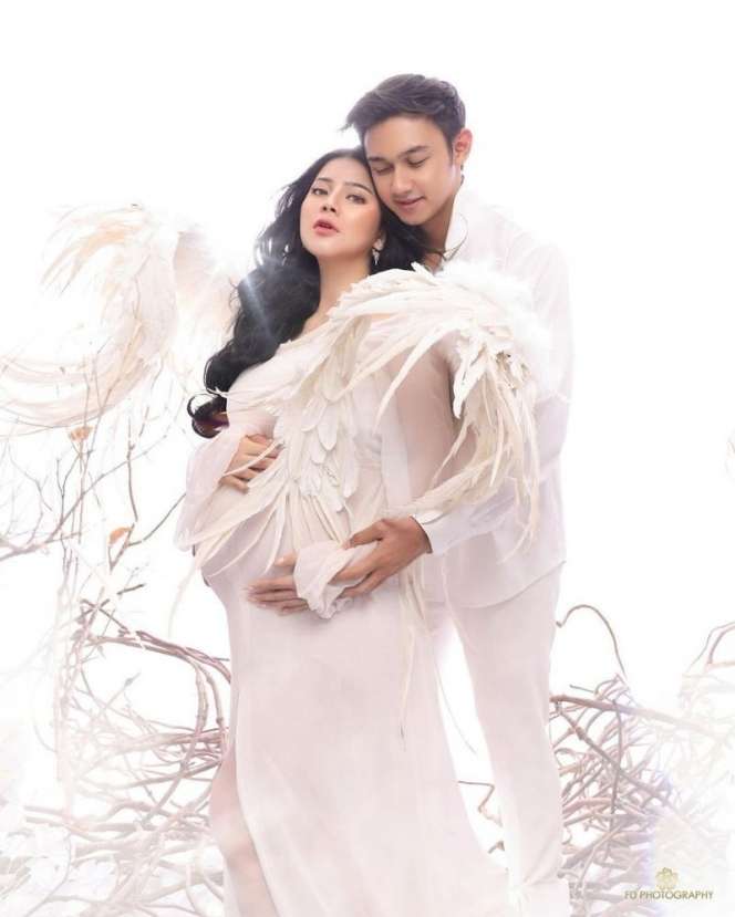 10 Adu Gaya Artis Saat Maternity Shoot, Jennifer Coppen Nyaris Tanpa Busana, Ditutupi Bunga!