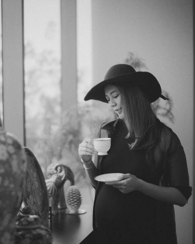 10 Adu Gaya Artis Saat Maternity Shoot, Jennifer Coppen Nyaris Tanpa Busana, Ditutupi Bunga!