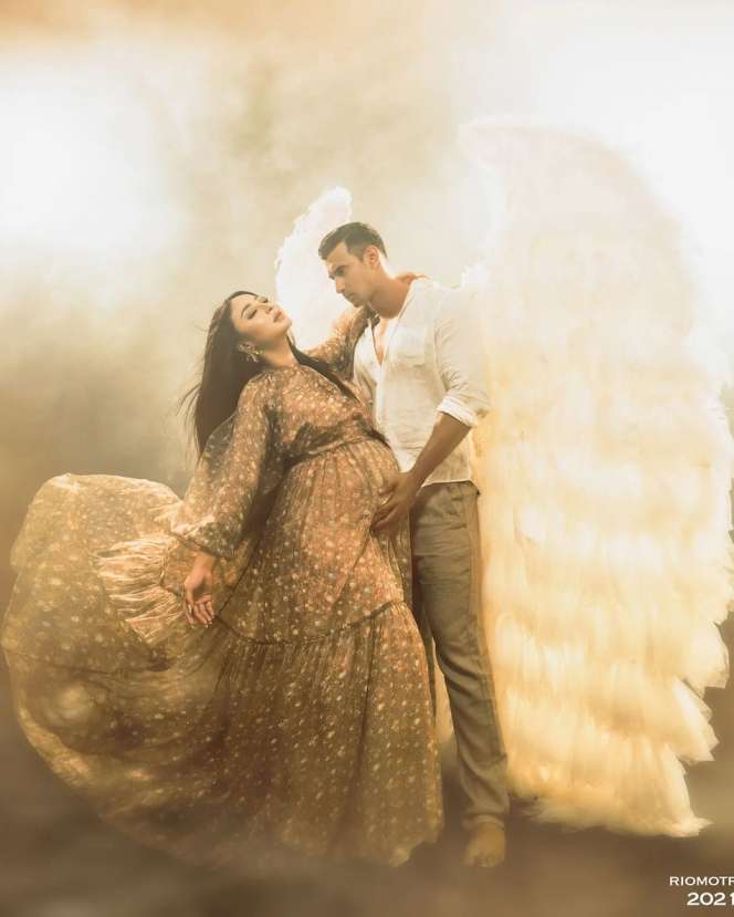 10 Adu Gaya Artis Saat Maternity Shoot, Jennifer Coppen Nyaris Tanpa Busana, Ditutupi Bunga!