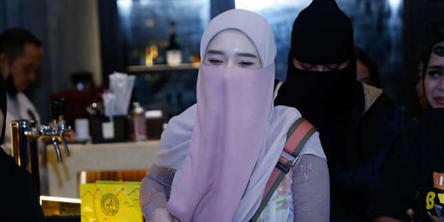 Potret Inara Rusli Putuskan Lepas Cadar Untuk Nafkahi Anak, Netizen: `Masyallah Parasnya Cantik Banget Bak Bidadari Turun ke Bumi`
