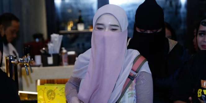 10 Potret Inara Rusli Setelah Lepas Cadar demi Hidupi Anak-Anak, Kecantikannya Dipuji Spek Bidadari
