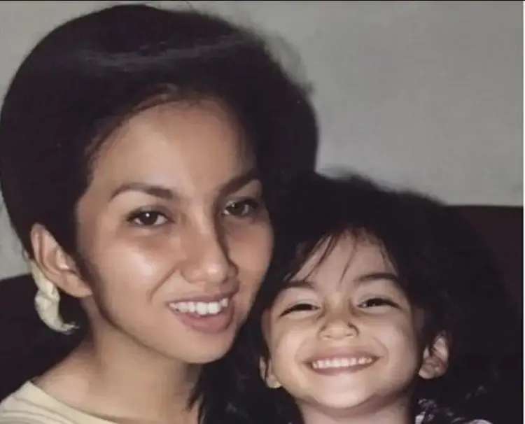 10 Foto Lawas Ibu Artis Saat Usia 20-an, Umi Kalsum Plek Ketiplek Ayu Ting Ting, Cantik & Bening Abis!