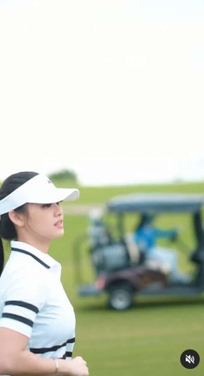 Potret Gege Elisa saat Bermain Golf, Netizen Salfok sama Outfitnya