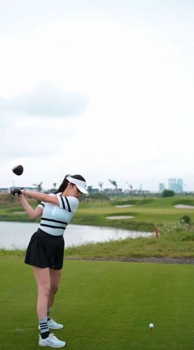 Potret Gege Elisa saat Bermain Golf, Netizen Salfok sama Outfitnya