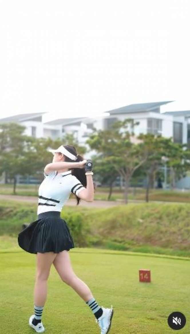 Potret Gege Elisa saat Bermain Golf, Netizen Salfok sama Outfitnya