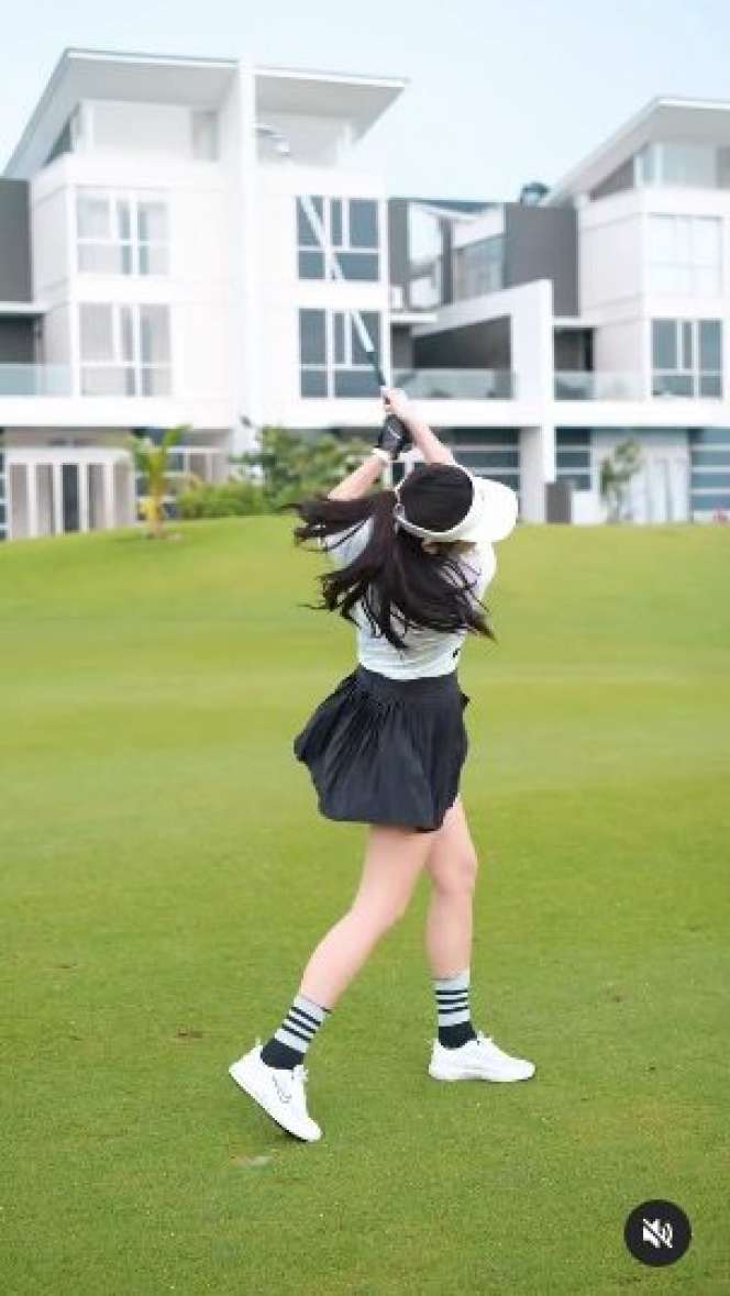 Potret Gege Elisa saat Bermain Golf, Netizen Salfok sama Outfitnya