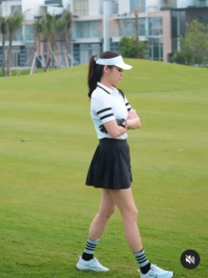 Potret Gege Elisa saat Bermain Golf, Netizen Salfok sama Outfitnya