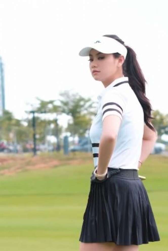 Potret Gege Elisa saat Bermain Golf, Netizen Salfok sama Outfitnya