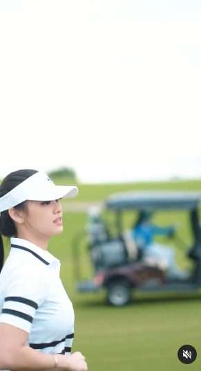 Potret Gege Elisa saat Bermain Golf, Netizen Salfok sama Outfitnya