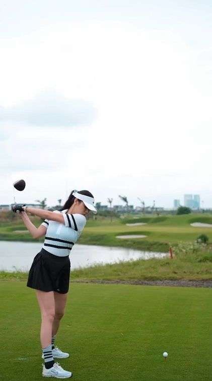 Potret Gege Elisa saat Bermain Golf, Netizen Salfok sama Outfitnya