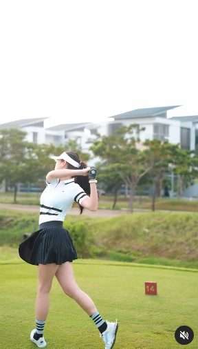 Potret Gege Elisa saat Bermain Golf, Netizen Salfok sama Outfitnya