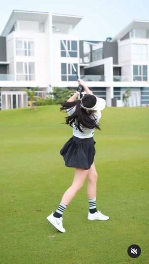 Potret Gege Elisa saat Bermain Golf, Netizen Salfok sama Outfitnya