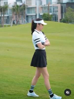 Potret Gege Elisa saat Bermain Golf, Netizen Salfok sama Outfitnya