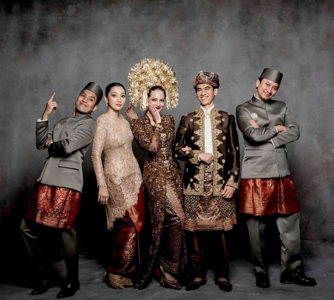 8 Potret Kebersamaan Desta & Natasha Rizky di Pernikahan Enzy Storia, Tampil Serasi, Masih Satu Mobil Bareng!