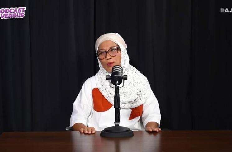 10 Adu Gaya Ibunda Virgoun VS Ibu Indah Permatasari, Disebut `Mertua Idaman` Oleh Netizen, Mudanya Bule Banget!