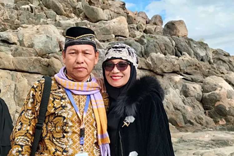 10 Adu Gaya Ibunda Virgoun VS Ibu Indah Permatasari, Disebut `Mertua Idaman` Oleh Netizen, Mudanya Bule Banget!