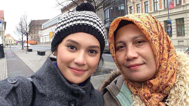 10 Adu Gaya Ibunda Virgoun VS Ibu Indah Permatasari, Disebut `Mertua Idaman` Oleh Netizen, Mudanya Bule Banget!