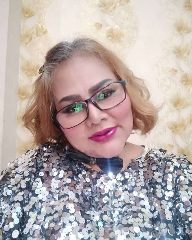 10 Adu Gaya Ibunda Virgoun VS Ibu Indah Permatasari, Disebut `Mertua Idaman` Oleh Netizen, Mudanya Bule Banget!