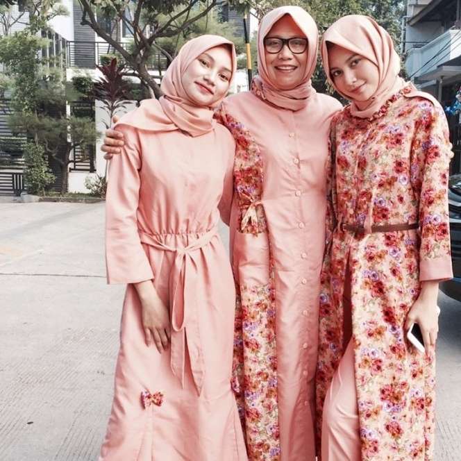 10 Adu Gaya Ibunda Virgoun VS Ibu Indah Permatasari, Disebut `Mertua Idaman` Oleh Netizen, Mudanya Bule Banget!