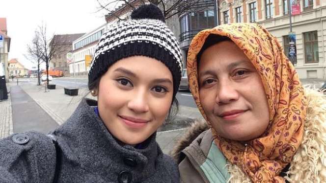 10 Adu Gaya Ibunda Virgoun VS Ibu Indah Permatasari, Disebut `Mertua Idaman` Oleh Netizen, Mudanya Bule Banget!