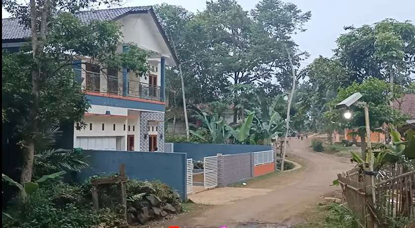 Potret Rumah Mewah di Tengah Desa Seharga Rp1 Miliar, Ternyata Ini Profesi Sang Pemilik…