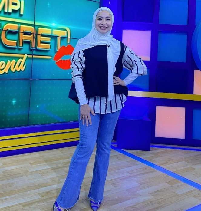 Potret Feni Rose Berhijab, Mantap Hijrah usai Ngobrol dengan Sosok Ini