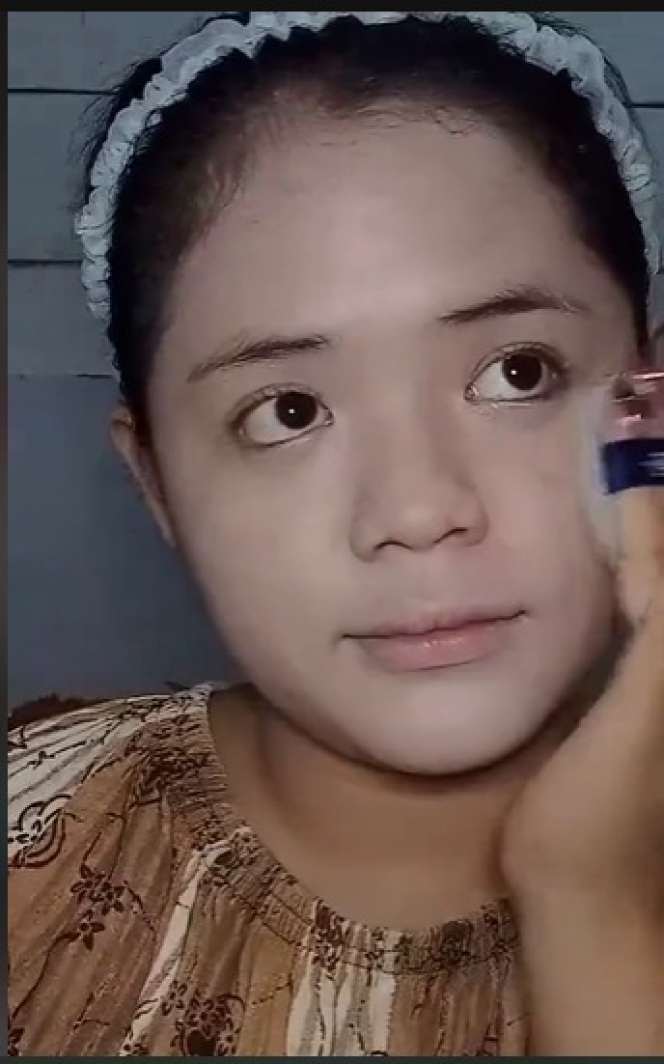 Wanita Ini Bagikan Tutorial Makeup ke Pasar, Hasilnya Malah Bikin Syok, Bak Anime Hidup!