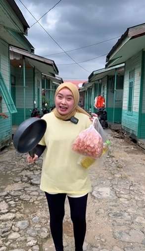 Potret Tiktoker Asrinda Basri, Dulunya Tinggal di Rumah Kayu Kini Sukes Punya Mobil dan Renovasi Rumah