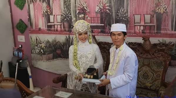 10 Potret Pernikahan Tiko & Kekasih, Dulu Viral Rawat Ibu Eny di Rumah Terbengkalai, Jumlah Mahar Curi Perhatian!