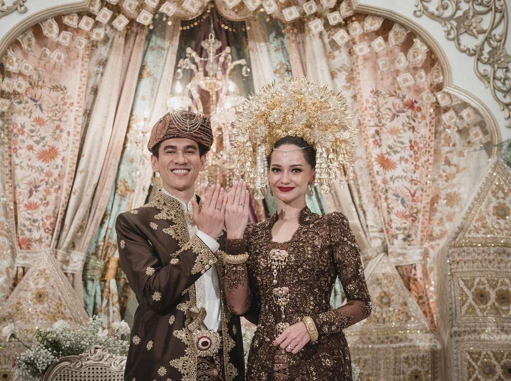 10 Adu Mewah Artis Nikah dengan Busana Minang, Enzy Storia Disebut Mirip Putri Kerajaan