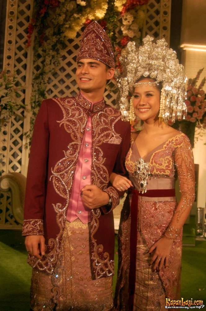 10 Adu Mewah Artis Nikah dengan Busana Minang, Enzy Storia Disebut Mirip Putri Kerajaan