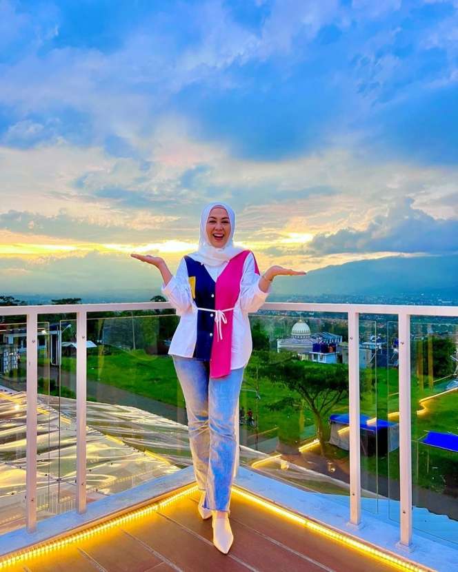 Tak Disangka, Penjual Baso Aci Ini Tinggal di Rumah Mewah Senilai Rp15 Miliar, Ternyata Sang Suami Selebriti Ternama!