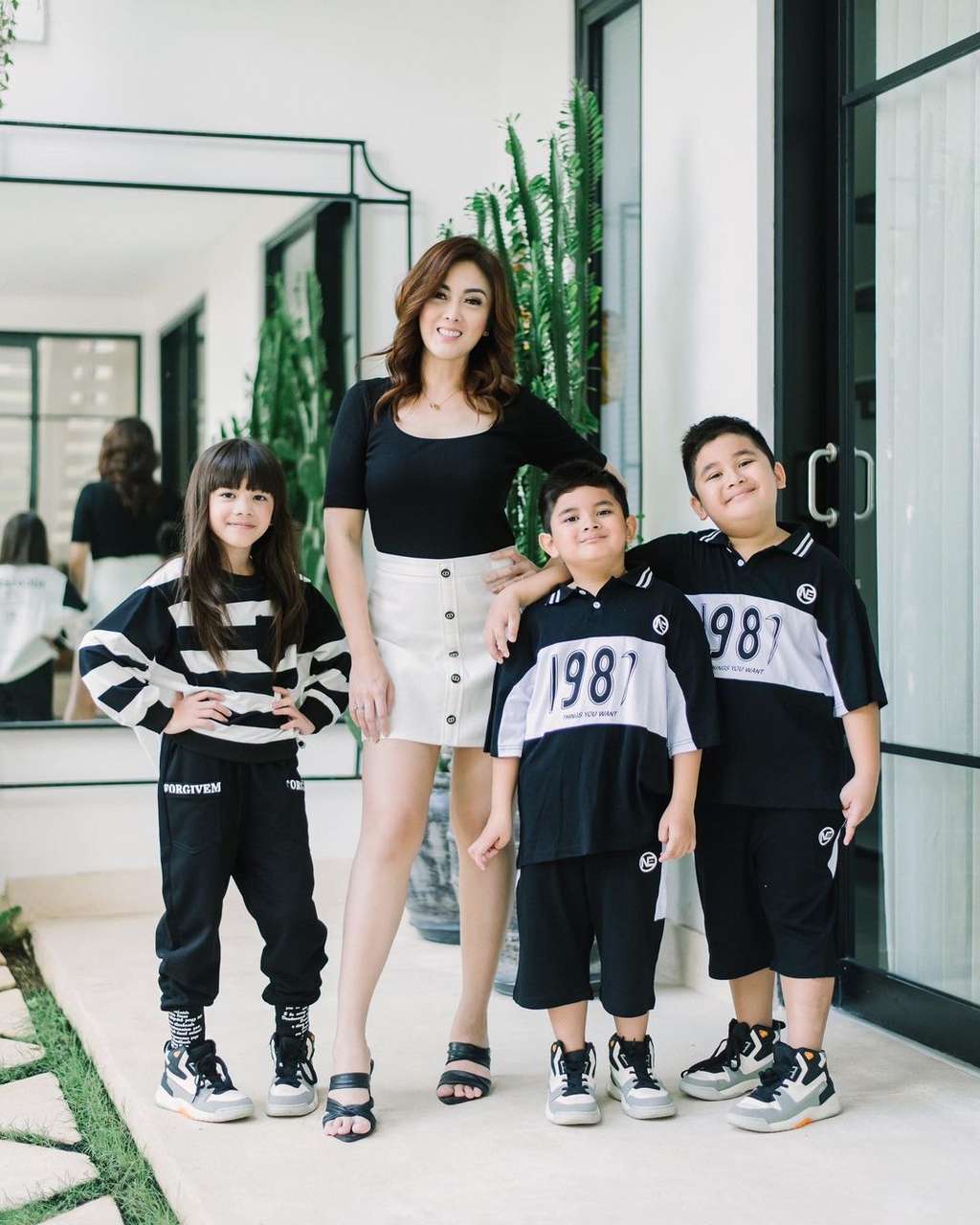 10 Adu Gaya Dhena Devanka VS Ririn Dwi Ariyanti, Dituding Pelakor yang Rebut Jonathan Frizzy, Mana Lebih Cantik?