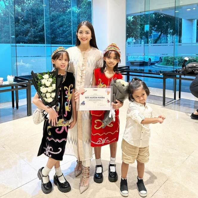 10 Adu Gaya Dhena Devanka VS Ririn Dwi Ariyanti, Dituding Pelakor yang Rebut Jonathan Frizzy, Mana Lebih Cantik?