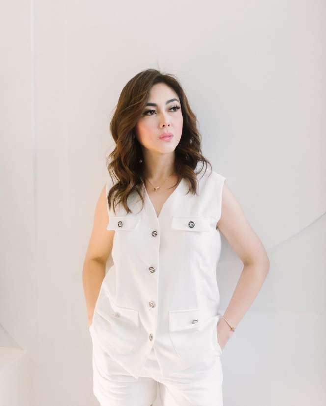10 Adu Gaya Dhena Devanka VS Ririn Dwi Ariyanti, Dituding Pelakor yang Rebut Jonathan Frizzy, Mana Lebih Cantik?
