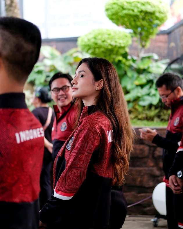 Kini Berprofesi Sebagai Staf Kemenpora, Gaya Stylish Mikha Tambayong Saat Ngantor Jadi Sorotan