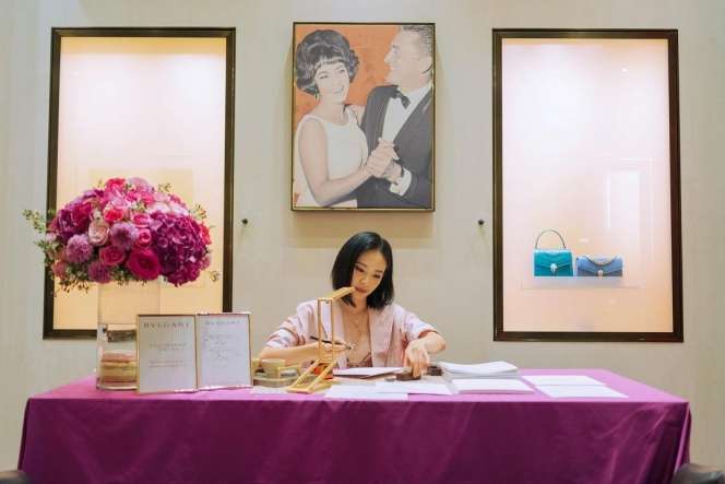 Potret Debbie Laurencia Ikut Jejak Suami Rancang Busana Deretan Artis Ternama