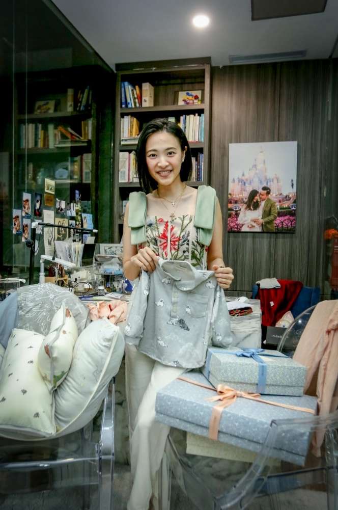 Potret Debbie Laurencia Ikut Jejak Suami Rancang Busana Deretan Artis Ternama
