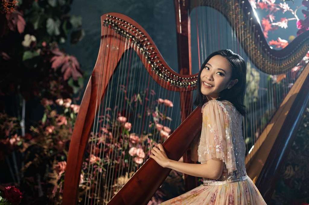 Potret Debbie Laurencia Ikut Jejak Suami Rancang Busana Deretan Artis Ternama