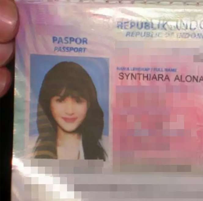 10 Foto Paspor Artis Indonesia yang Terekspos, Nana Mirdad Trending Topik Saking Sempurnanya!