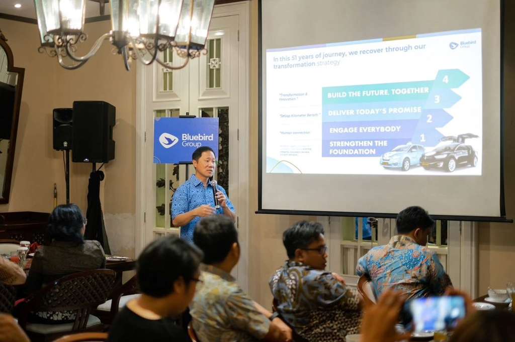 Potret Sigit Djokosoetono Bos Blue Bird Blusukan Jadi Sopir Taksi, Ikut Mangkal dan Bawa Penumpang!