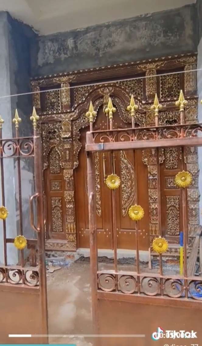 Viral Rumah Bak Istana di Gang Sempit Penuh Lumut, Bagai Surga Tersembunyi, Interior Serba Emas, Ini Potretnya