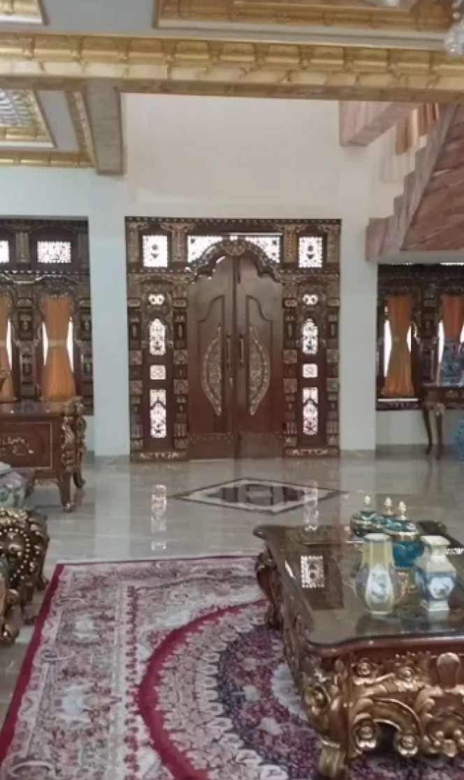 Viral Rumah Bak Istana di Gang Sempit Penuh Lumut, Bagai Surga Tersembunyi, Interior Serba Emas, Ini Potretnya