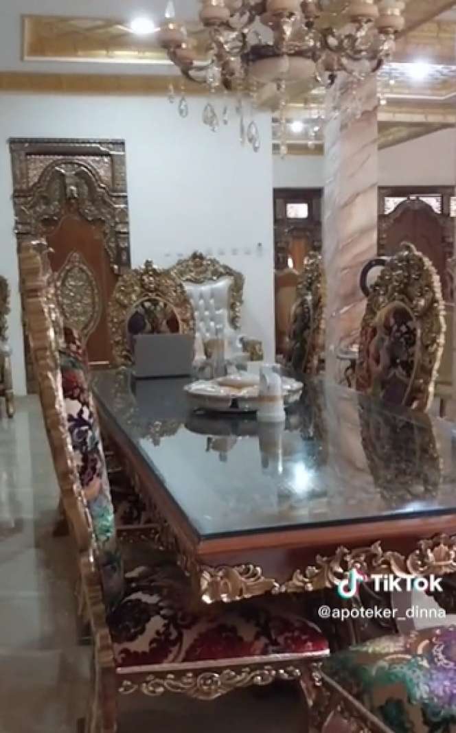 Viral Rumah Bak Istana di Gang Sempit Penuh Lumut, Bagai Surga Tersembunyi, Interior Serba Emas, Ini Potretnya