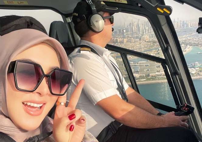 Potret Liburan Mahal ala Syahrini, Naik Helikopter Private Keliling Dubai