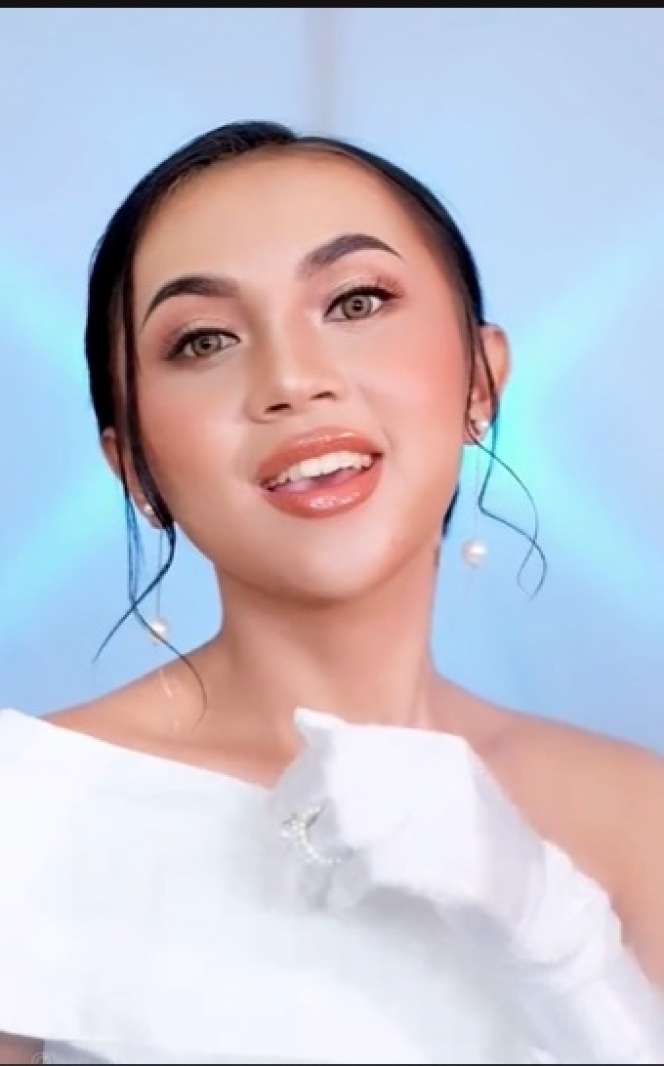 Wanita Polos Ini Dirias MUA ala Artis, Hasilnya Diluar Dugaan, Ternyata Mirip Penyanyi Terkenal!